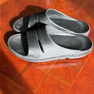 OOFOS Men's Charcoal Slide Sandals